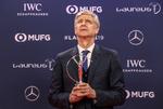 Arsène Wenger hæver stadig trofæer, men han er midlertidigt rykket uden for fodboldbanen. Her modtager han i sidste uge, synligt stolt, en Laureus Lifetime Achievement-pris i Monte-Carlo.   Foto: Valery Hache/Ritzau Scanpix