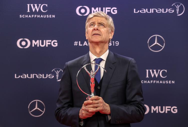 Arsène Wenger hæver stadig trofæer, men han er midlertidigt rykket uden for fodboldbanen. Her modtager han i sidste uge, synligt stolt, en Laureus Lifetime Achievement-pris i Monte-Carlo.   Foto: Valery Hache/Ritzau Scanpix