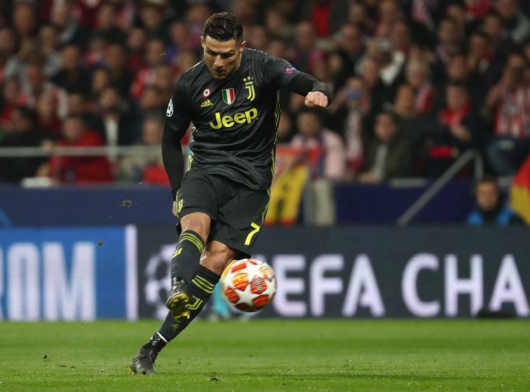 Cristiano Ronaldo viste tidligt i kampen onsdag aften sine forrygende evner som frisparksskytte. Men Atlético har en god målmand.
   Foto: Sergio Perez/Ritzau Scanpix