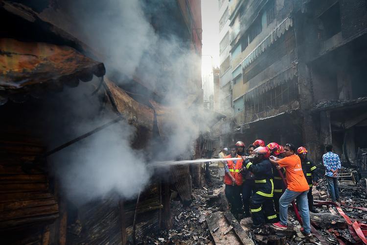 Bangladesh er den ene gang efter den anden blevet ramt af alvorlige uylkker. Her kæmper brandfolk mod flammerne ved nattens brand. Foto: Munir Uz Zaman/Ritzau Scanpix