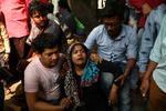 Pårørende til dødsofre for nattens brand bryder sammen, da de på Dhaka Medical College Hospital bliver bedt om at identificere ligene.
   Foto: Mohammad Ponir Hossain/Ritzau Scanpix