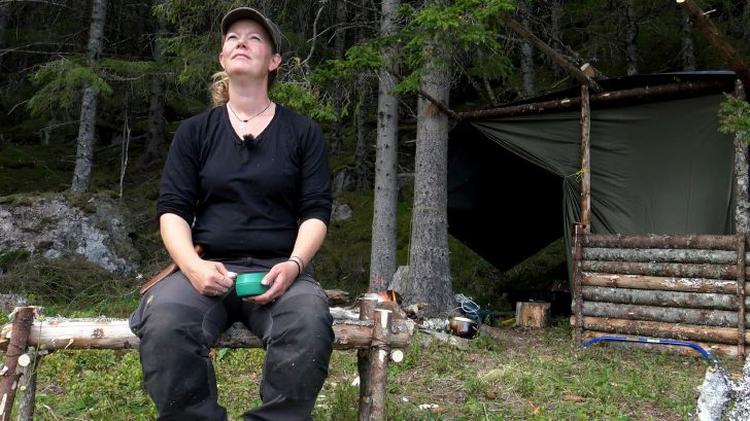 Hun ryger sine ørreder med enebær, og hun har et varmt fodbad klar, når hun har været ude i den kolde fjord-d. Jo, årets sejeste deltager i 'Alene i vildmarken' har været spejder.  Foto: Pr-foto DR
