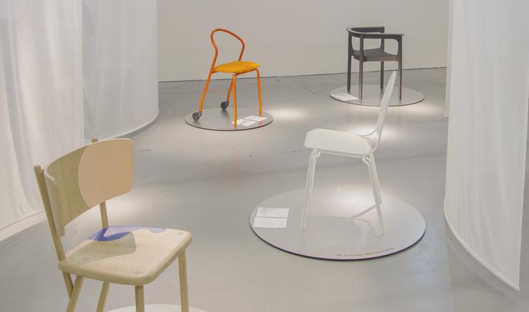 De 14 studerende har skabt stole til blandt andet  Mikkeller (yderst tv.), Copenhagen Contemporary (orange stol) og Lakrids by Bülow (den mørke stol bagest). Den hvide stol i forgrunden er designet til Lagkagehuset.   Pr-foto 