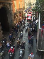 Travlt gadeliv i Napoli. Her er det Via dei Tribunali.  Foto: Eva Ravnbøl