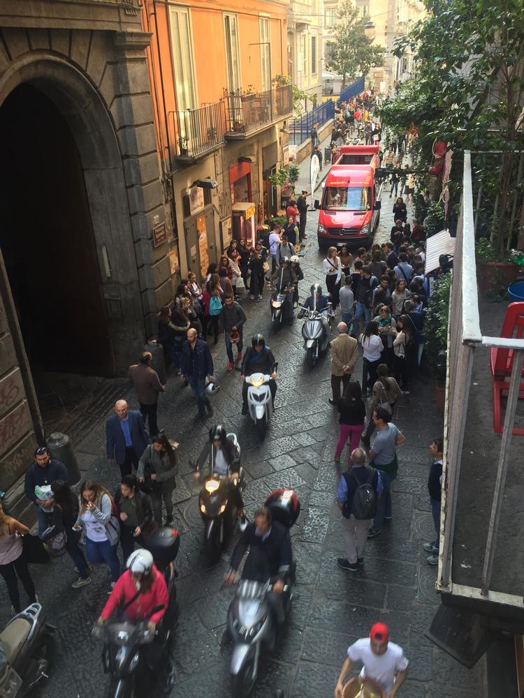 Travlt gadeliv i Napoli. Her er det Via dei Tribunali.  Foto: Eva Ravnbøl