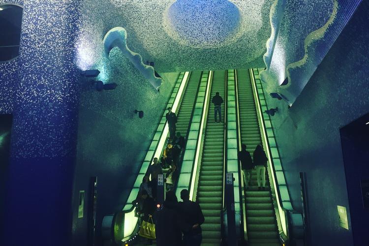 Metroen fører dig et stykke vej i Napoli. Og nyd synet undervejs. Metrostationen Toledo midt inde i centrum er blevet udråbt til den smukkeste i Europa. Foto: Eva Ravnbøl