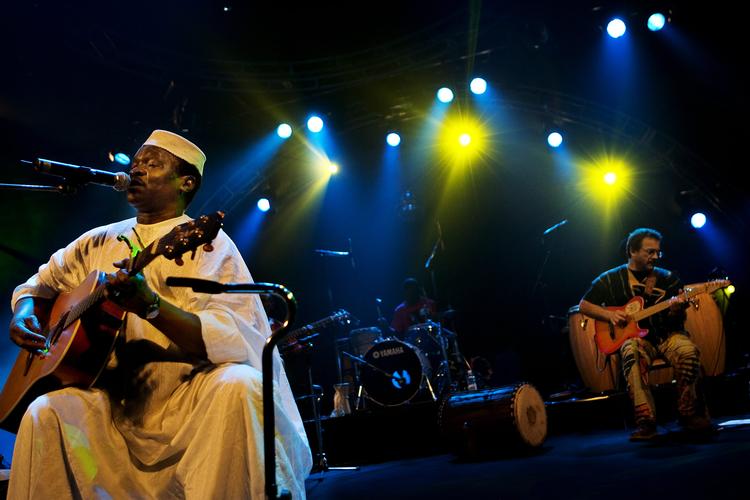 Roskilde Festival vil få svært ved at præsentere oversøisk musik som her Mory Kanté fra Guinea på en tidligere festival, hvis kunstnerne ikke må flyve af hensyn til klimaet. 
 Afrikanske Koncert med afrikanske Mory Kanté på Roskilde Festival 2005. Foto: Anders Birch/POLFOTO