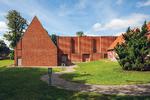  På Vesthimmerlands Museum i Aars har udstillingssalene høje gavle, der er dybe skyggenicher i den lange forbindelsesmur, der skærer sig gennem parken.  Foto fra bogen  Ole Meyer