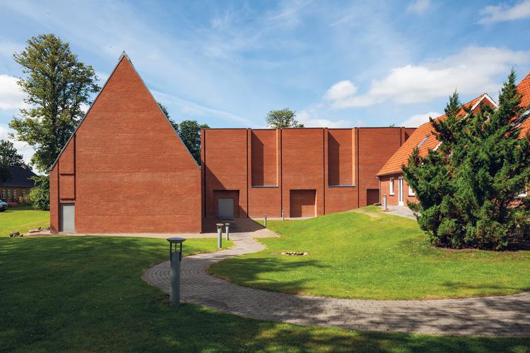  På Vesthimmerlands Museum i Aars har udstillingssalene høje gavle, der er dybe skyggenicher i den lange forbindelsesmur, der skærer sig gennem parken.  Foto fra bogen  Ole Meyer