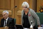 Pia Kjærsgaard skred ind over for Enhedslistens Pelle Dragsted, som under en debat i folketingssalen i dag beskyldte DF's Kenneth Kristensen Berth for at komme med racistiske udtalelser.  Foto: Jens Dresling/POLFOTO