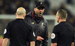 Jürgen Klopp i diskussion med kampens officials efter Liverpools opgør mod West ham.
   Foto: Glyn Kirk/Ritzau Scanpix