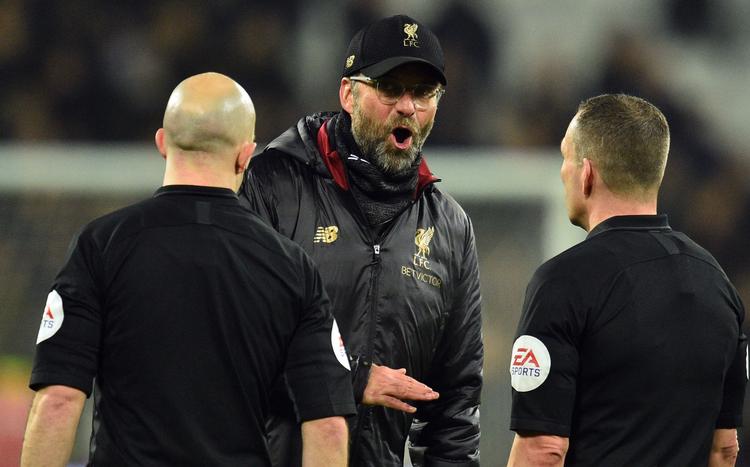 Jürgen Klopp i diskussion med kampens officials efter Liverpools opgør mod West ham.
   Foto: Glyn Kirk/Ritzau Scanpix