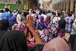 
  
 I Sudans hovedstad Khartoum lyder protestråbene: »Nu er det nok. Træd af«.  »Frihed, fred, retfærdighed. Revolutionen er folkets valg«.  Foto: Ritzau Scanpix Foto: -/Ritzau Scanpix