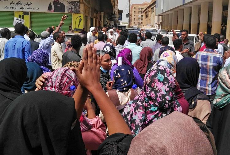 
  
 I Sudans hovedstad Khartoum lyder protestråbene: »Nu er det nok. Træd af«.  »Frihed, fred, retfærdighed. Revolutionen er folkets valg«.  Foto: Ritzau Scanpix Foto: -/Ritzau Scanpix