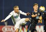 Viktoria Plzens Roman Prochazka (tv.) forsøger en smule hårdhændet at få bolden fra  Dinamo Zagrebs Dani Olmo. Foto: Davor Kovacevic/Ritzau Scanpix