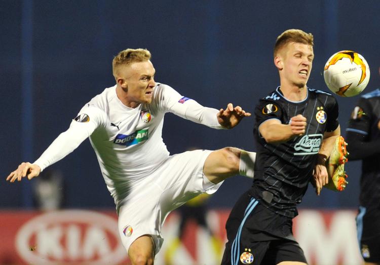 Viktoria Plzens Roman Prochazka (tv.) forsøger en smule hårdhændet at få bolden fra  Dinamo Zagrebs Dani Olmo. Foto: Davor Kovacevic/Ritzau Scanpix