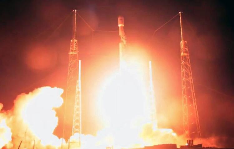 'Beresheet' blev sendt afsted klokken 20.45 på toppen af en Falcon 9-raket fra firmaet SpaceX, der bliver ledet af bilvirksomheden Teslas stifter, Elon Musk.
    Foto: Ho/Ritzau Scanpix