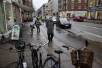 En regnfuld eftermiddag i februar er problemerne ikke store. Men i myldretiden og på godtvejrs-dage er det en hektisk affære at besøge frederiksbergske handelsgader som Gammel Kongevej. En undersøgelse lægger op til en omfordeling af pladsen mellem husene. Foto: Jacob Ehrbahn/POLFOTO