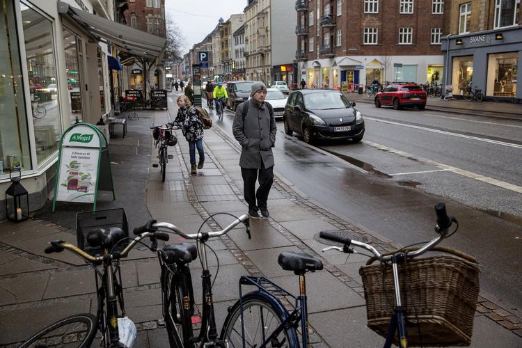 En regnfuld eftermiddag i februar er problemerne ikke store. Men i myldretiden og på godtvejrs-dage er det en hektisk affære at besøge frederiksbergske handelsgader som Gammel Kongevej. En undersøgelse lægger op til en omfordeling af pladsen mellem husene. Foto: Jacob Ehrbahn/POLFOTO