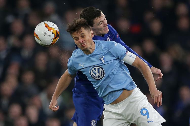 Andreas Christensen (bagerst) i duel med Malmös Markus Rosenberg. Den danske forsvarsspiller  vil dog hellere spille mod typer som Premier League-topscorer Mohamed Salah fra Liverpool, Sergio Agüero fra Manchester City og Harry Kane fra Tottenham.  Foto: Daniel Leal-olivas/Ritzau Scanpix