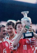 Brian Laudrup med pokalen efter sejren over Tyskland i Göteborg i 1992.  Foto: Lars Poulsen/POLFOTO