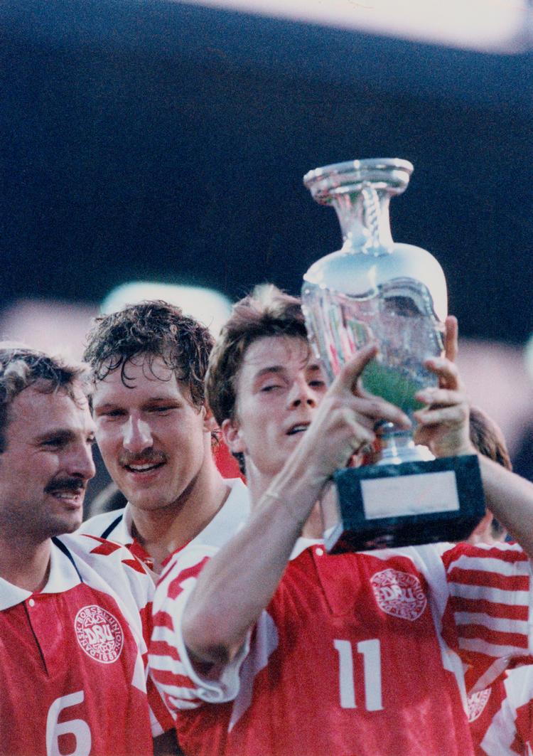 Brian Laudrup med pokalen efter sejren over Tyskland i Göteborg i 1992.  Foto: Lars Poulsen/POLFOTO