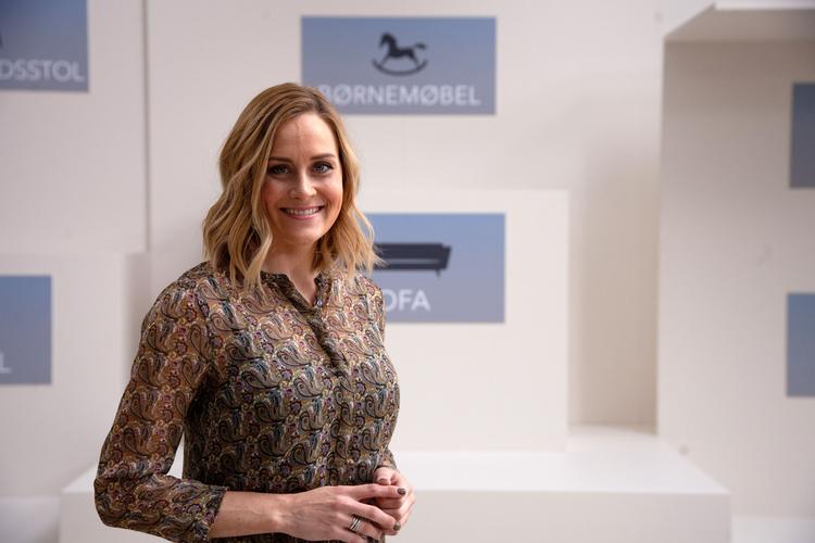 Man bliver både underholdt og klogere af at følge deltagerne skabe nye møbleri programmet. På billedet ses værten Mette Bluhme Rieck. Foto: Monday Productions ApS