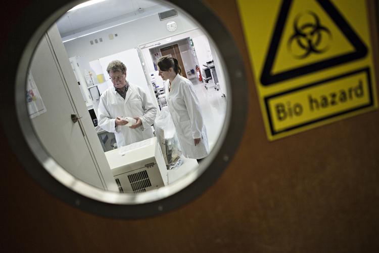 Statens Serum Institut vil nu undersøge, om der kan være en sammenhæng mellem de tre påviste tilfælde af den smitsomme sygdom. Foto: Tobias Nicolai (arkiv)/POLFOTO