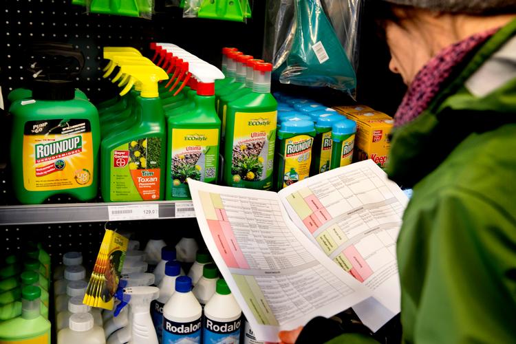 Roundup er den flittigst solgte plantegift  i Danmark, og sælges især i færdige blandinger. Her er det kemikontrollen på besøg i virksomheden Danish Agro i Karise. i 2016. (Arkivfoto)   Foto: Finn Frandsen/POLFOTO