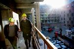 
Direktør Anders Bach fra Bach gruppen viser Frank Jensen rundt på byggepladsen Bryggens Bastion på Amager, hvor de opfører omkring 1.000 boliger.  Foto: Jacob Ehrbahn/POLFOTO