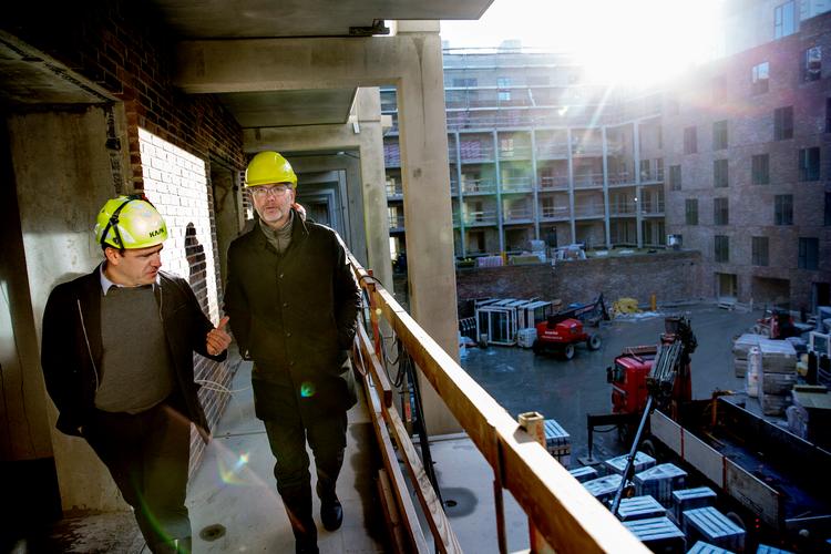 
Direktør Anders Bach fra Bach gruppen viser Frank Jensen rundt på byggepladsen Bryggens Bastion på Amager, hvor de opfører omkring 1.000 boliger.  Foto: Jacob Ehrbahn/POLFOTO