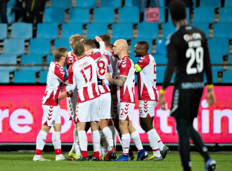  AaB's Lucas Andersen har scoret direkte på frispark til 2-0 i Superligakampen mellem Aab og SønderjyskE på Aalborg Portland Park.
   Foto: Henning Bagger/Ritzau Scanpix