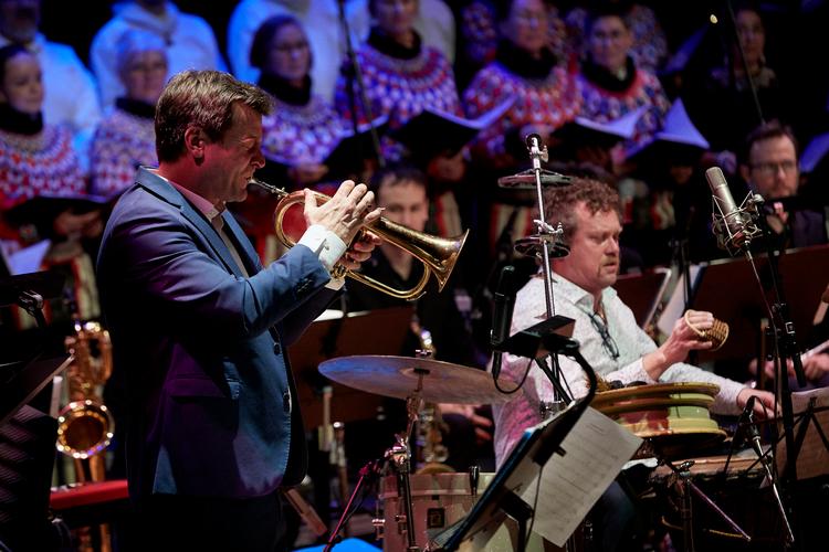 Jakob Buchanan med flygelhorn og Helge Norbakken bag slagtøjet ved uropførelsen af deres 'Songs to the Green Land' i Diamanten. Foto: Peter Hove Olesen/POLFOTO