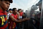 Venezuelanere konfronterer militæret ved grænsen til Colombia, hvor regeringen med præsident Nicolas Maduro i spidsen har blokeret adgangen til nødhjælpen til den venezuelanske befolkning. Foto: Luis Robayo/Ritzau Scanpix