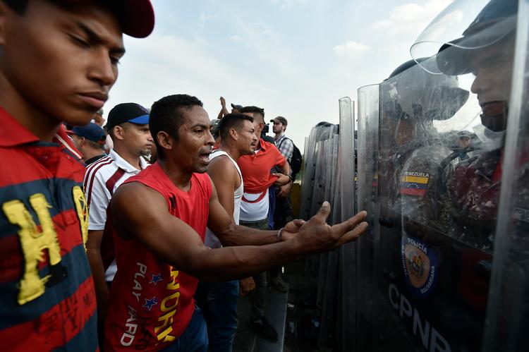 Venezuelanere konfronterer militæret ved grænsen til Colombia, hvor regeringen med præsident Nicolas Maduro i spidsen har blokeret adgangen til nødhjælpen til den venezuelanske befolkning. Foto: Luis Robayo/Ritzau Scanpix