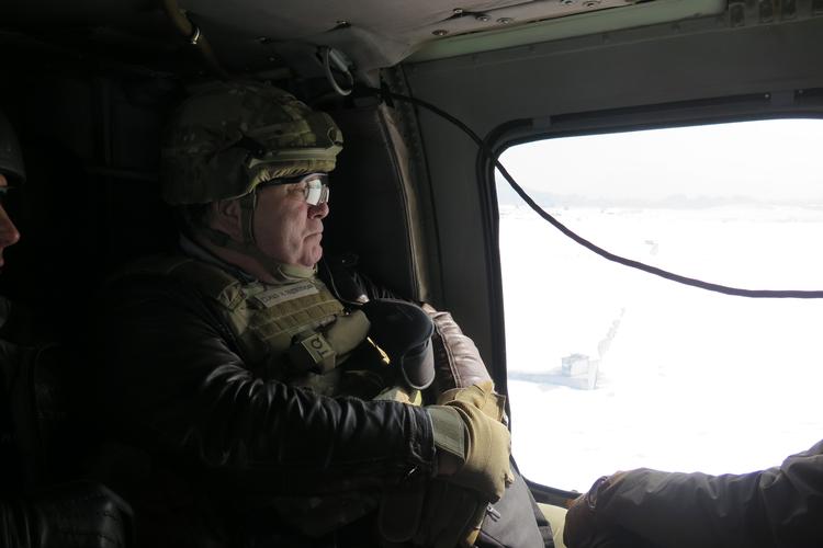Det er for farligt for ministerdelegationer at køre rundt i bil i den afghanske hovedstad Kabul. Derfor var Claus Hjort Frederiksen iført skudsikker vest og hjelm, da han i fredags blev fragtet rundt med sin delegation i Kabul. Foto: Kristian Klarskov 