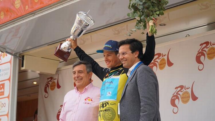 Jakob Fuglsang hyldes i førertrøjen i Ruta del Sol. Foto: Astana. 