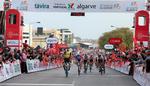 Hollænderen Dylan Groenewegen suser over stregen som suveræn vinder af 4. etape i Volta ao Algarve. Foto: Volta ao Algarve. 