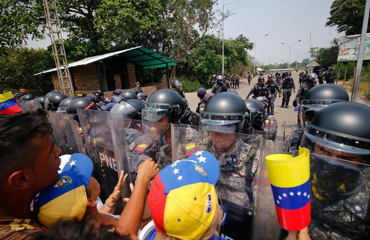 Urolighederne tager til i Venezuela. Her støder venezuelanske soldater lørdag sammen med demonstranter og Guaido-tilhængere ved grænsen mellem Ureña i Venezuela og byen Cucuta i Colombia.
    Foto: Schneyder Mendoza/Ritzau Scanpix