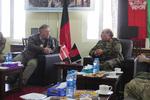 Claus Hjort Frederiksen spurgte under sit besøg i Kabul ind til Taleban-bevægelsen. Lederen af officersskolen, brigadegeneral Sharif, var ikke overbevist om, hvor meget Taleban har ændret sig siden 2001. Foto: Kristian Klarskov