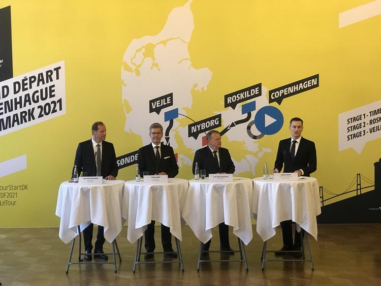 Smilene var brede, da repræsentanter fra regeringen, kommuner og regioner var samlet på Københavns Rådhus torsdag formiddag for at præsentere Danmarks sejrrige bud på at være vært for Tour de France-starten i 2021. Foto: Martin Lehmann