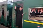 Det statslige nordkoreanske nyhedsbureau har udsendt dette billede, der angiveligt viser Kim Jong-un stige om bord i det tog, der skal fragte ham til Vietnam. Foto: Kcna/Ritzau Scanpix