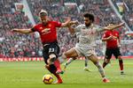 Uniteds Luke Shaw (tv.) kontrollerer bolden i nærkamp med Mohamed Salah. Egypteren havde ikke meget at byde på og blev skiftet ud i 2. halvleg. Foto: Phil Noble/Ritzau Scanpix