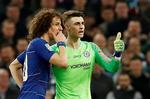 Kepa Arrizabalaga signalerer, at han er o.k., mens David Luiz siger noget til ham.
   Foto: David Klein/Ritzau Scanpix