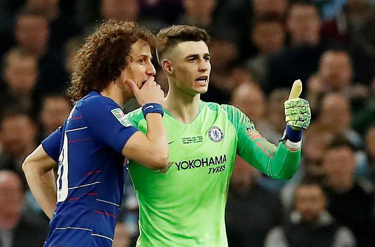 Kepa Arrizabalaga signalerer, at han er o.k., mens David Luiz siger noget til ham.
   Foto: David Klein/Ritzau Scanpix