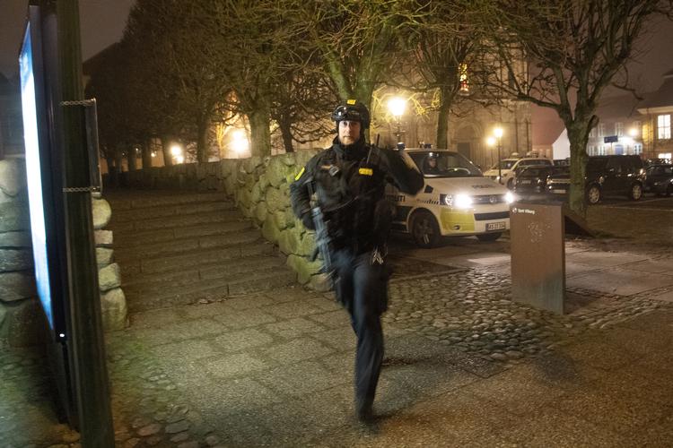 Bevæbnet politi er til stede ved justitsminister Søren Pape Poulsens hjem i Viborg. Også omkring Inger Støjberg er sikkerheden blevet øget, siger PET. Foto: Bo Amstrup/Ritzau Scanpix