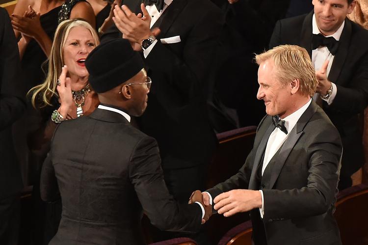 Den dansk-amerikanske skuespiller Viggo Mortensen trykker hænder med skuespillere Mahershala Ali (L), efter at filmen Green Book har fået en af hovedpriserne på Oscar-uddelingen. 
  Foto: Valerie Macon/Ritzau Scanpix