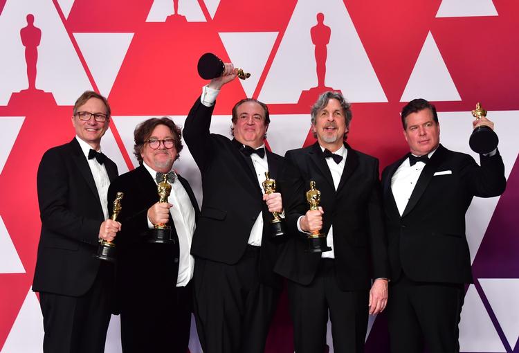 Fra venstre mod højre poserer Jim Burke, Charles B. Wessler, Nick Vallelonga, Peter Farrelly og Brian Currie med deres Oscarstatuetter for deres film Green Book, der blev kåret som årets bedste.  Foto: Frederic J. Brown/Ritzau Scanpix