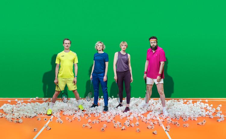 Parforholdets passivaggressive dynamikker slår på et splitsekund over i rent had og hysteri i 'Mixdouble' på Det Kongelige Teater.  Morten Brovn,  Christine Exner, Maria Rich og esben Dalgaard. Foto: Camilla Winther