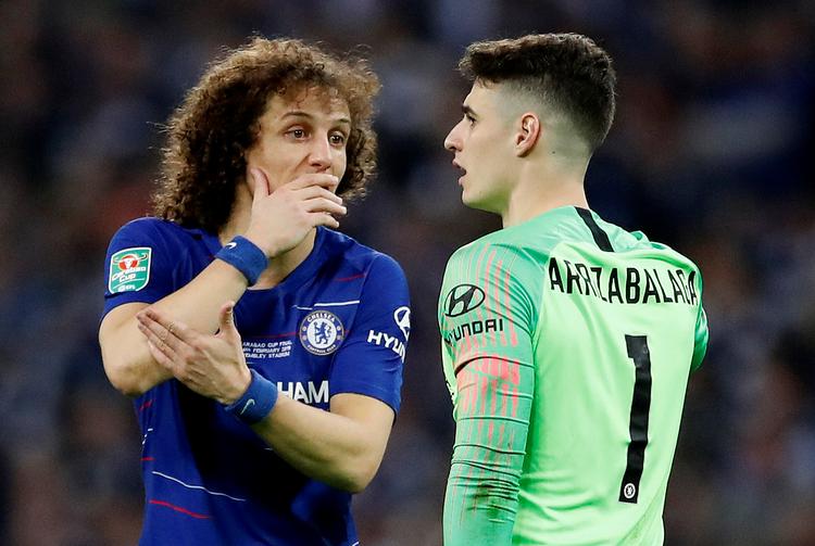 Kepa Arrizabalaga (t.h.) i samtale med forsvarsspilleren David Luiz, der med næsten 6 sæsoner i Chelsea ligger øverst i klubhierarkiet. Luiz har ifølge Sky Sports fortalt, at han opfordrede . Kepa Arrizabalaga til at respektere trænerens beslutning Foto: Carl Recine/Ritzau Scanpix